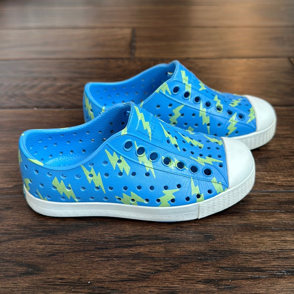 Native Shoes Jefferson Slip-On Shoe in Resting Blue/White/Celery, size C8.